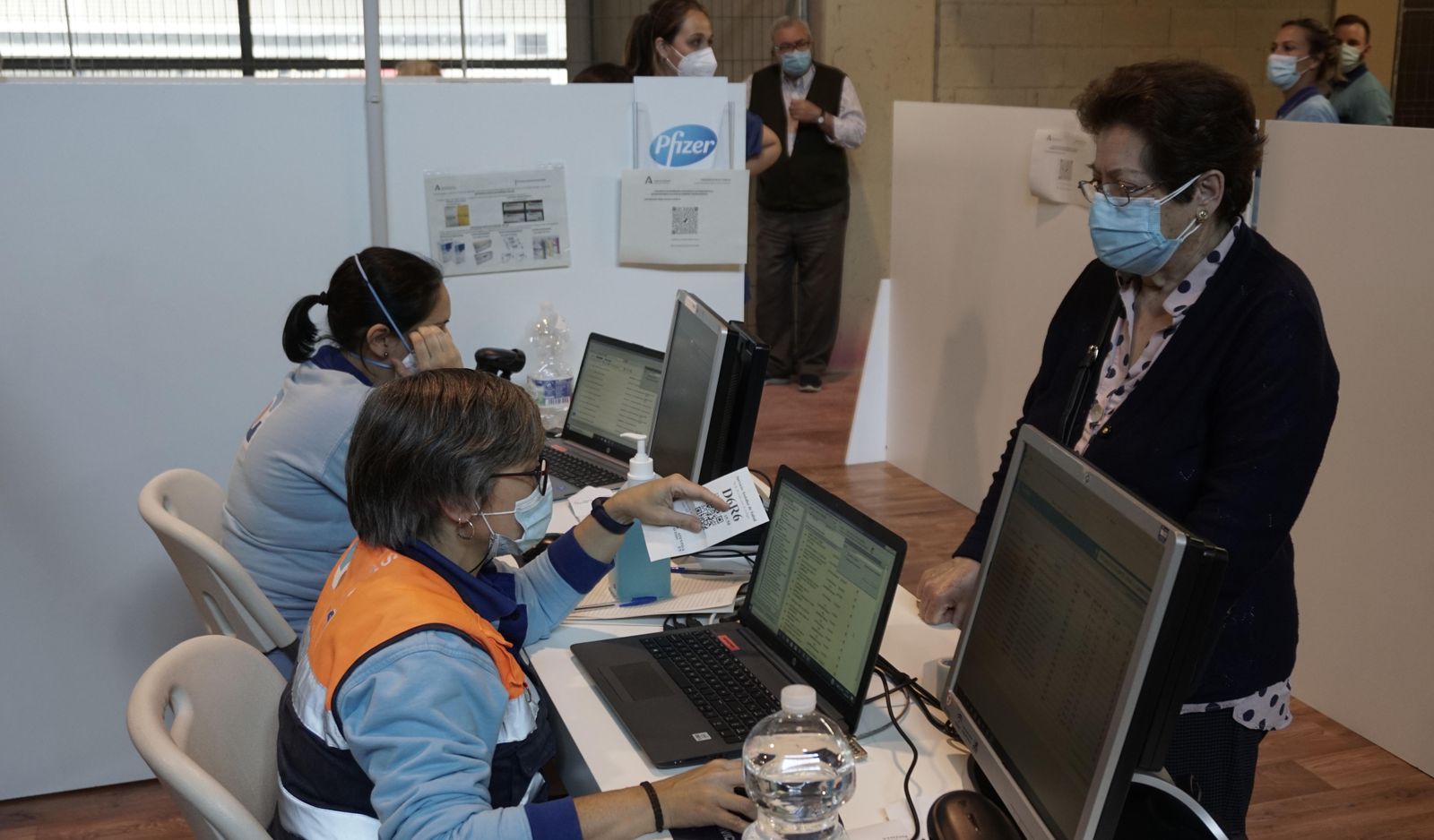 Imágenes de la vacunación de mayores en el Estadio de la Cartuja