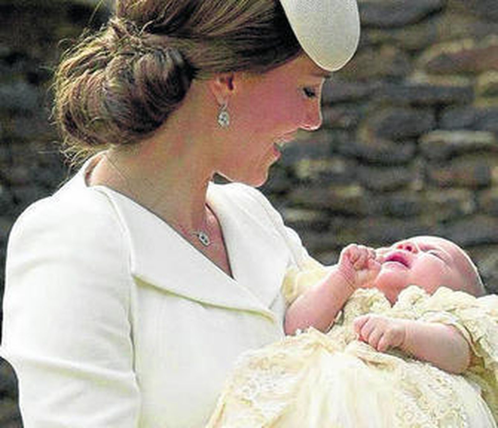 La princesa Catalina, sonríe con su hija en brazos.