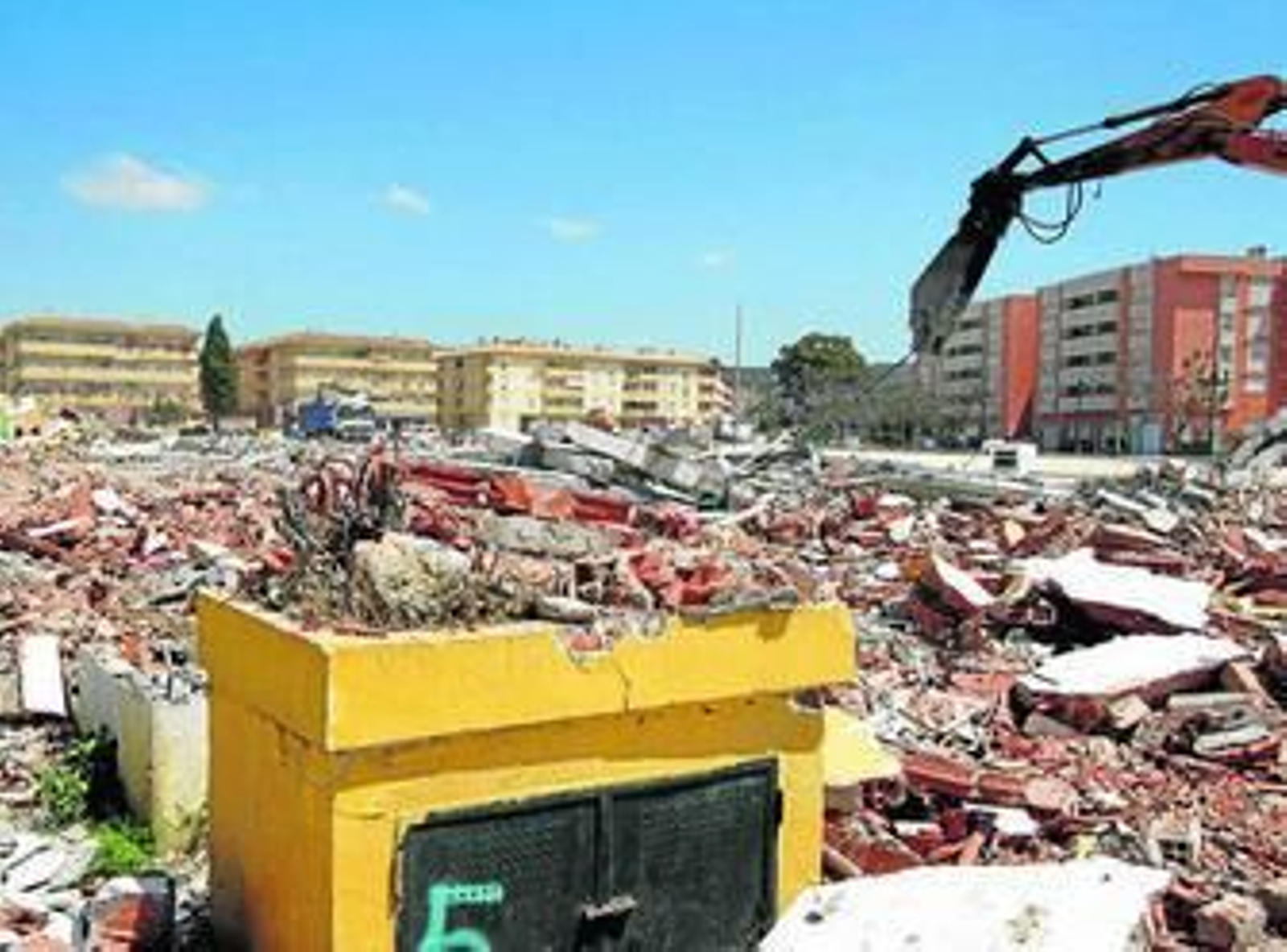 Una excavadora remata la demolición de la nave del ferial, ayer. Una excavadora remata la demolición de la nave del ferial, ayer.