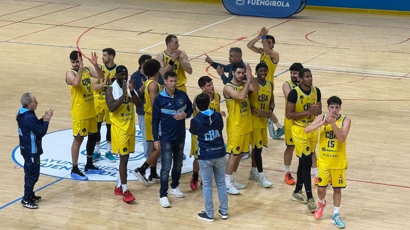 Los jugadores del CB Algeciras responden a los aplausos del público al final de la contienda