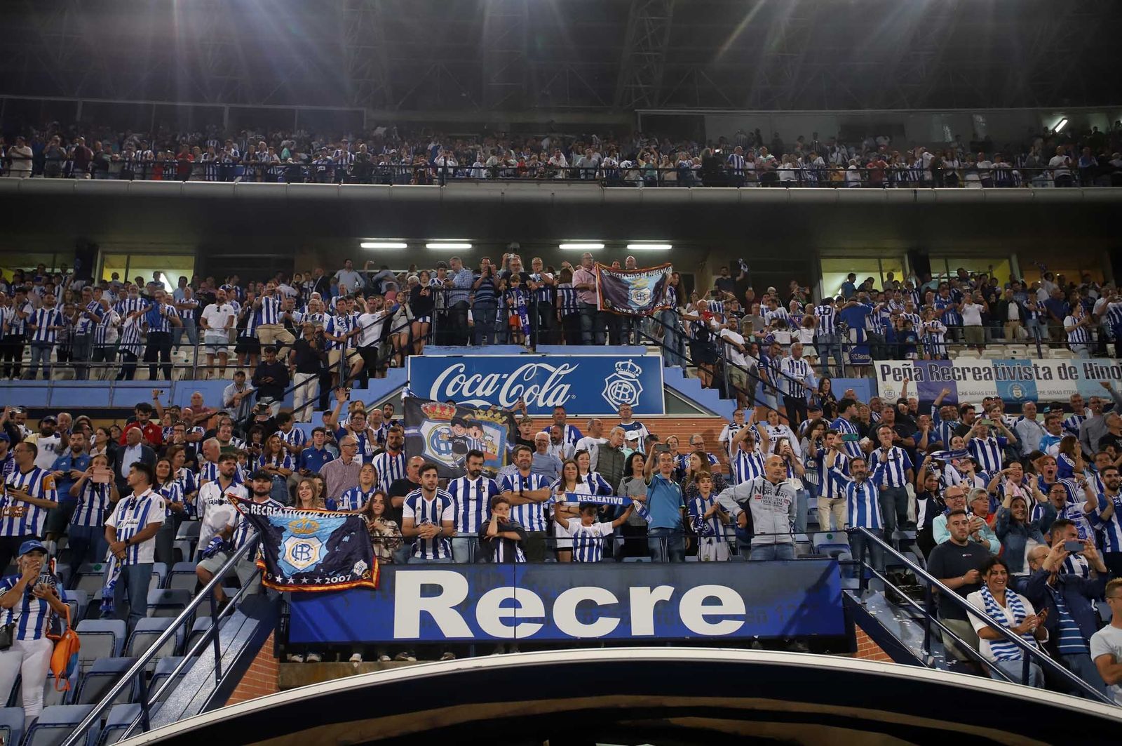 Imágenes del gran ambiente en el Nuevo Colombino en el ascenso del Recre