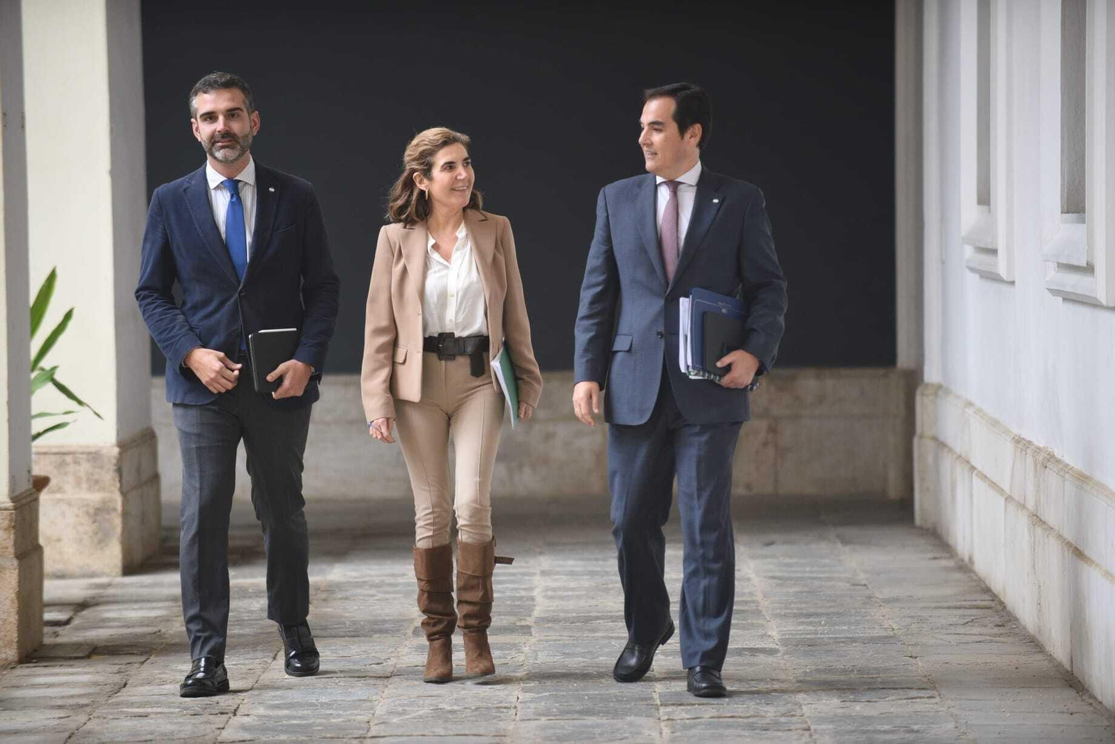 Ramón Fernández-Pacheco, Rocío Blanco y José Antonio Nieto en los momentos previos a la comparecencia sobre el Consejo de Gobierno.