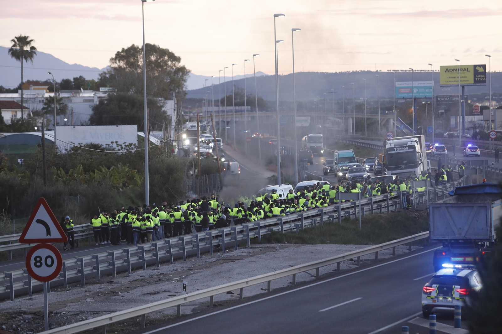 Imágenes del corte de la A7 por los trabajadores de Acerinox en huelga