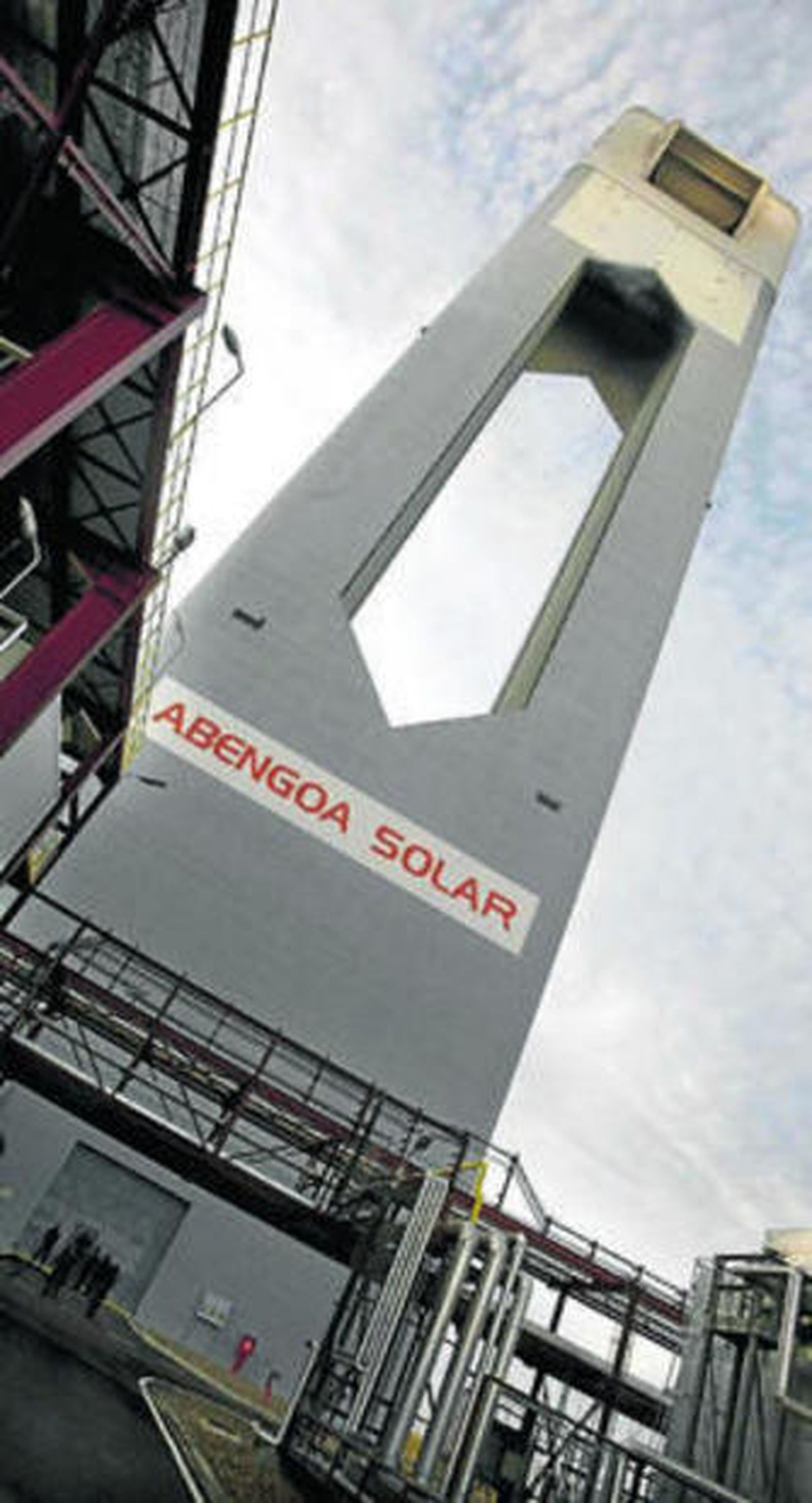Central solar de Abengoa en Sanlúcar la Mayor (Sevilla).