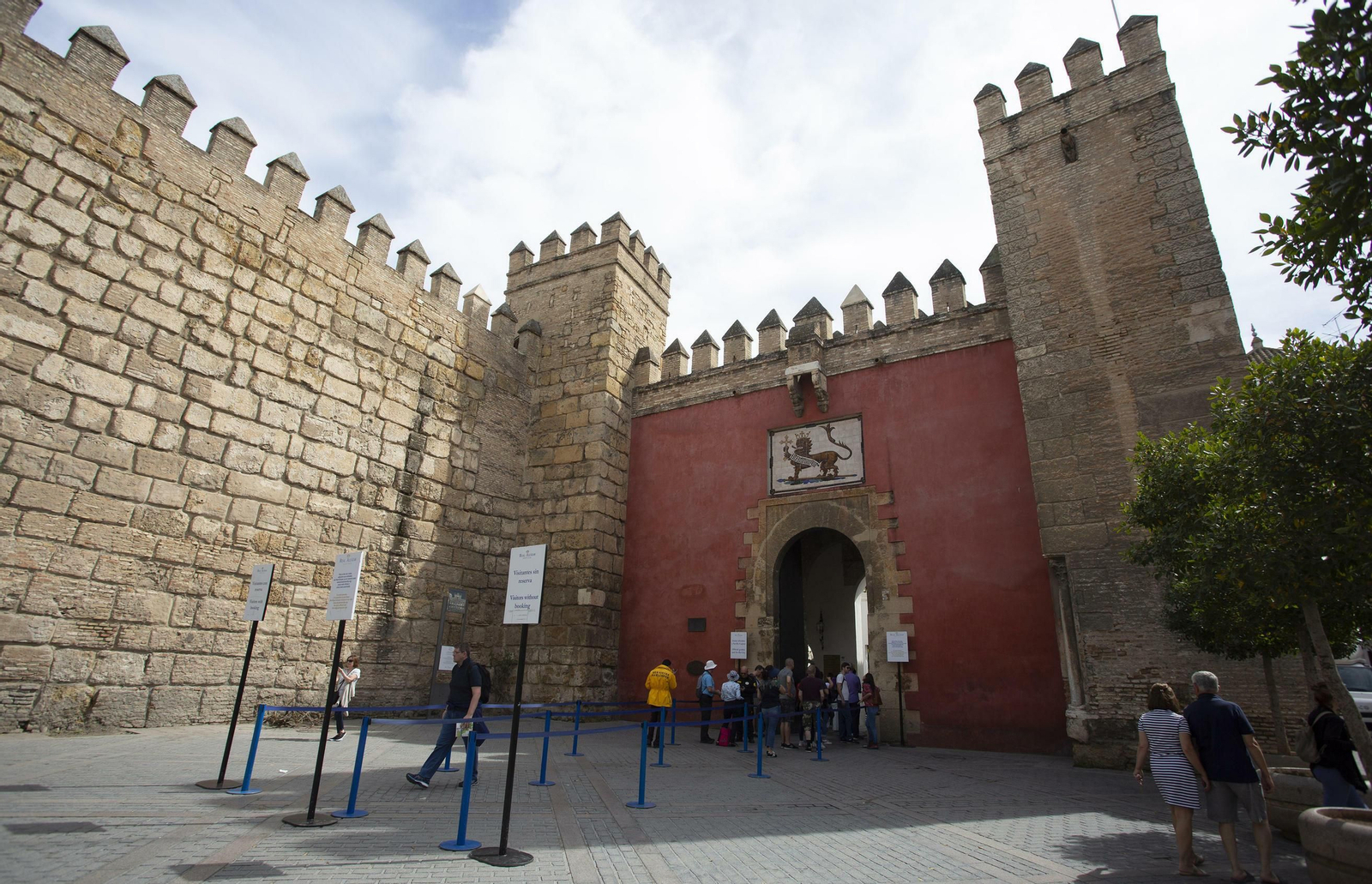 La Puerta del León del Alcázar sin colas.
