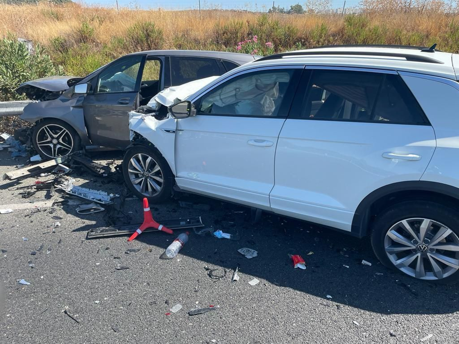 Imagen de algunos de los coches siniestrados ayer domingo en el accidente.