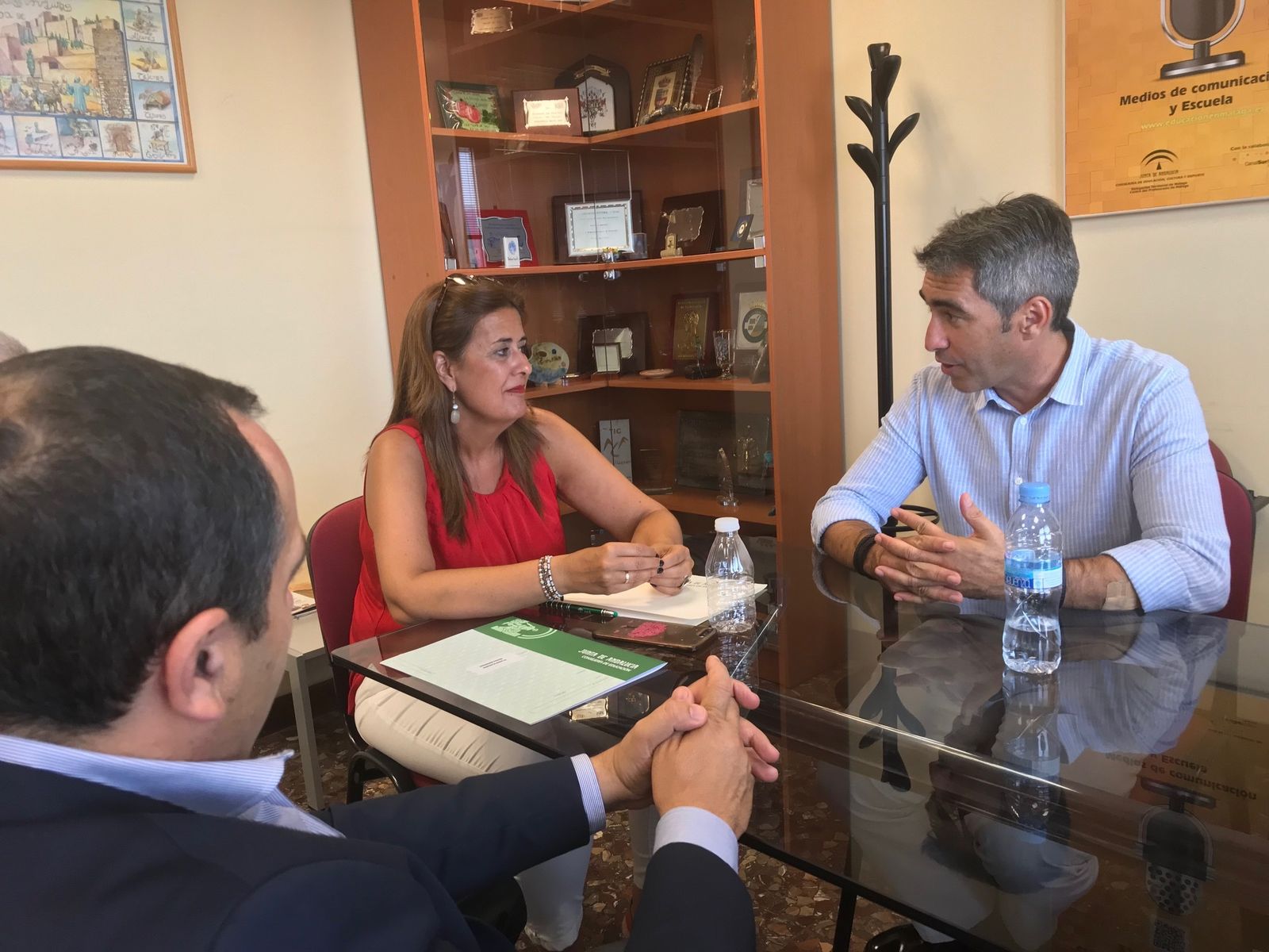 Gaya y Navas, junto al delegado del Gobierno andaluz en Málaga, en una reunión