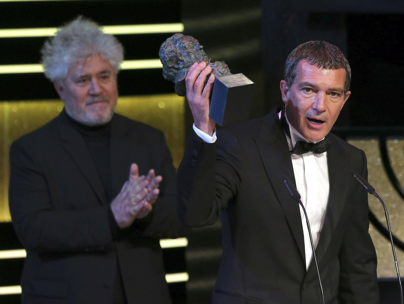 Antonio Banderas, con el Goya de Honor recibido en 2015, observado por Pedro Almodóvar.
