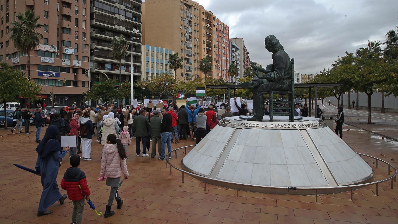 Concentración por Palestina celebrada en Algeciras junto al monumento a Paco de Lucía. Concentración por Palestina celebrada en Algeciras junto al monumento a Paco de Lucía.