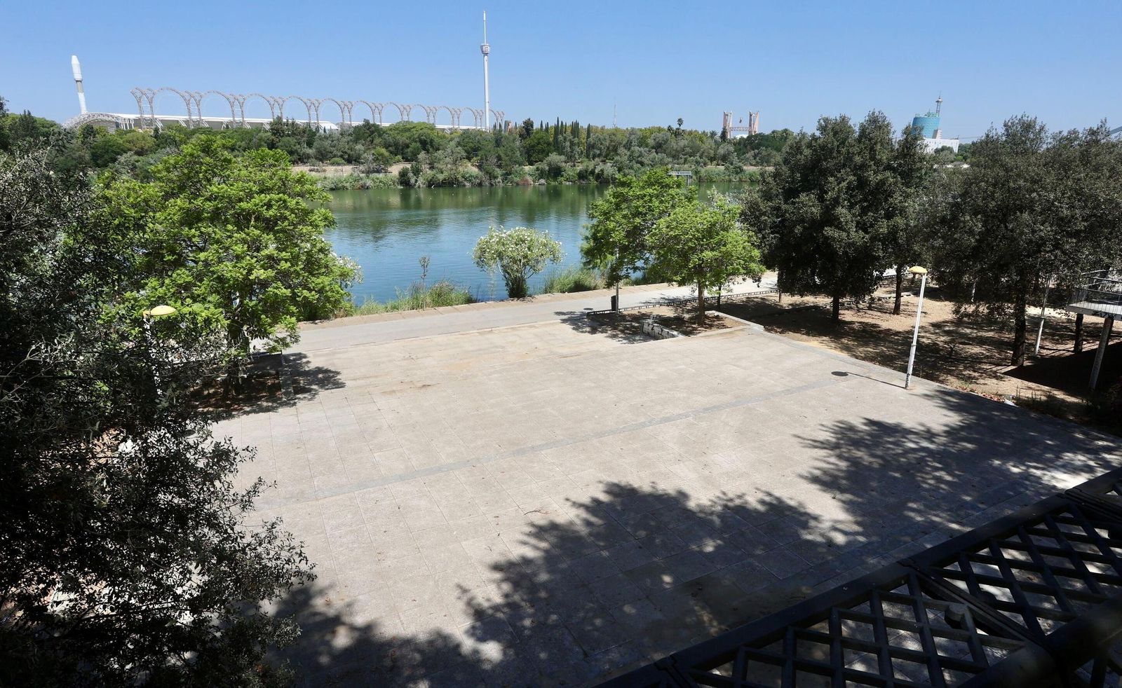 Aspecto actual de la pista de skate con el río al fondo.
