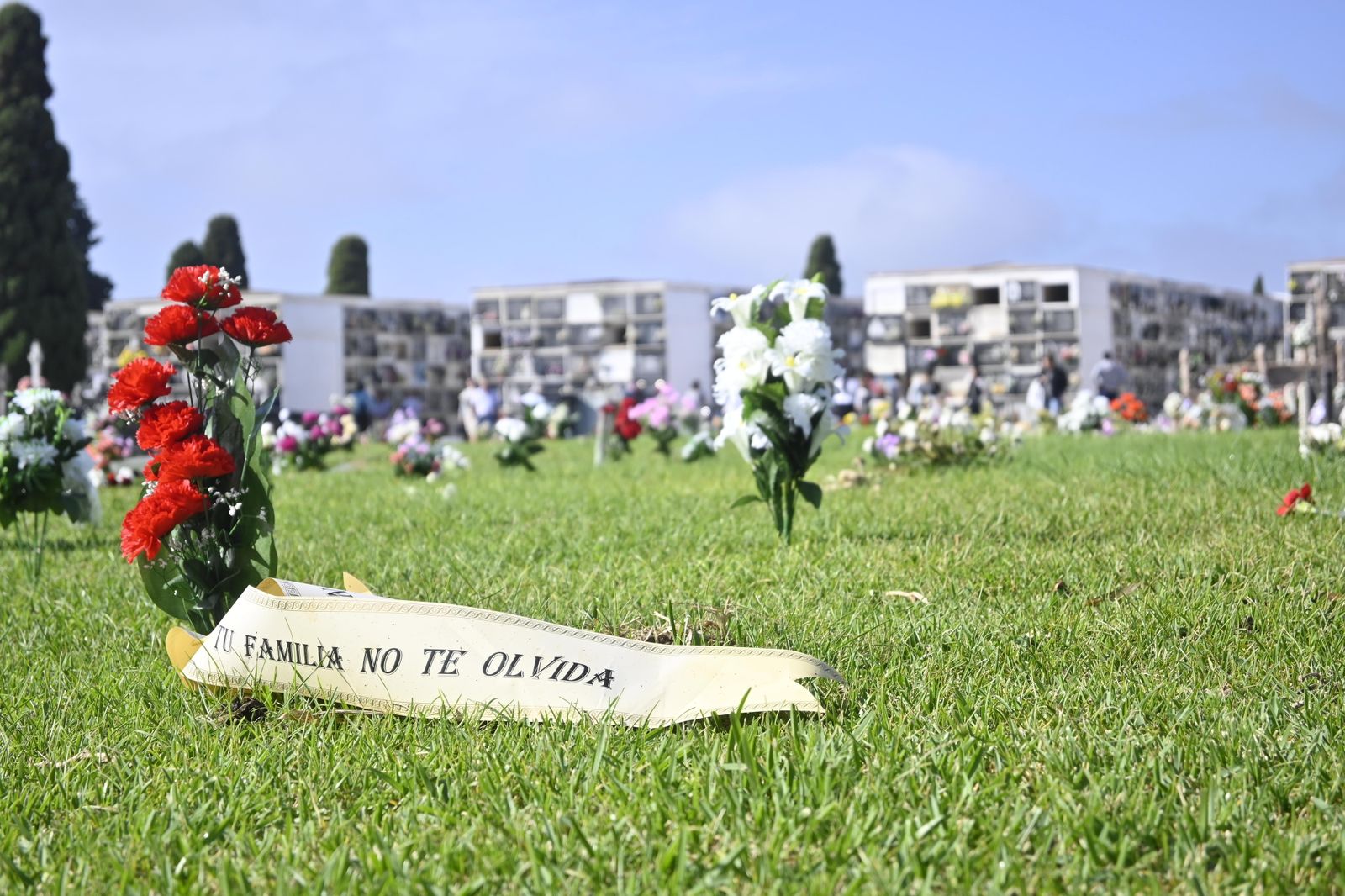 Ambiente en el cementerio de Huelva para el día de todos los Santos.