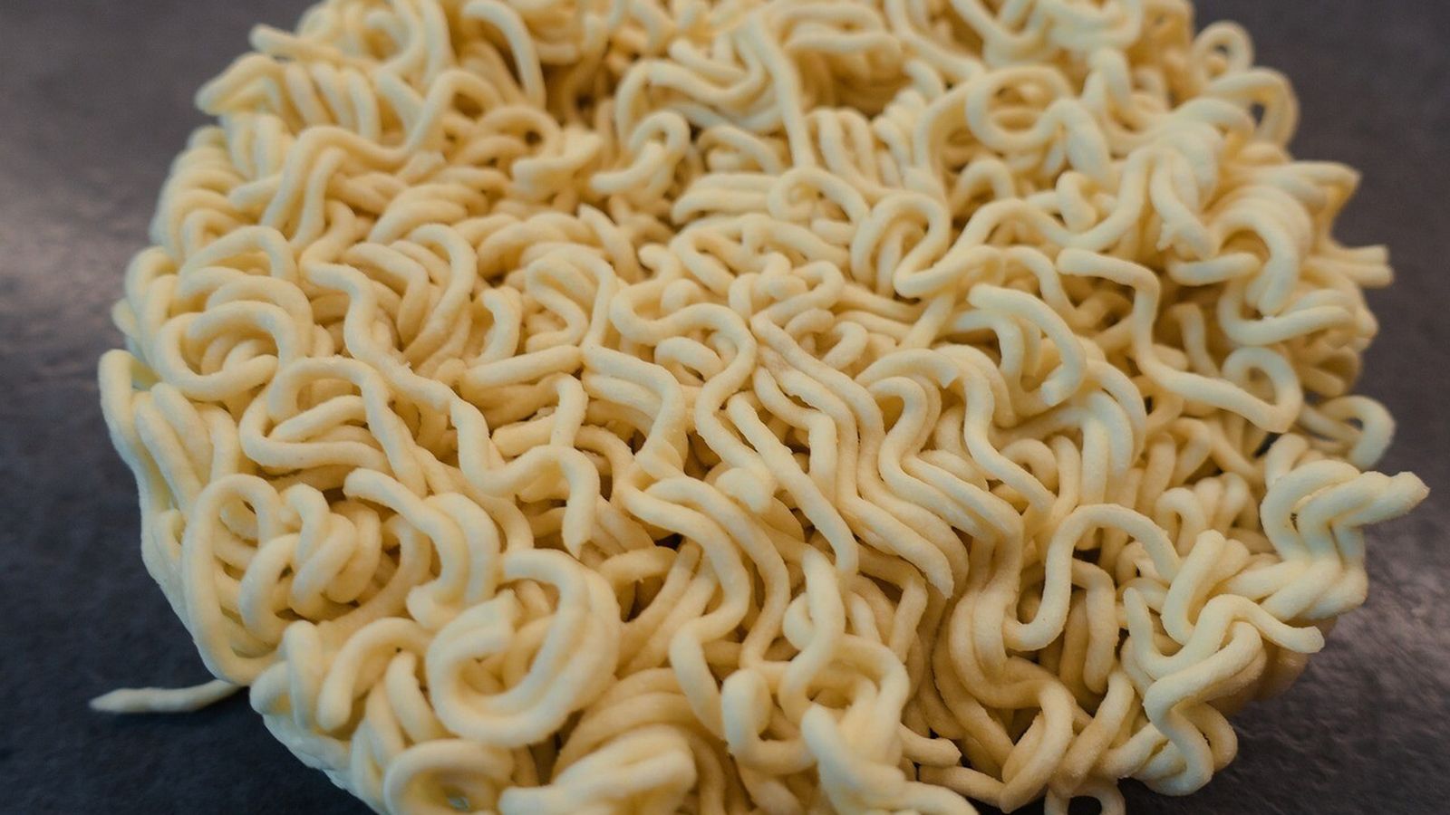 Plato de fideos instantáneos