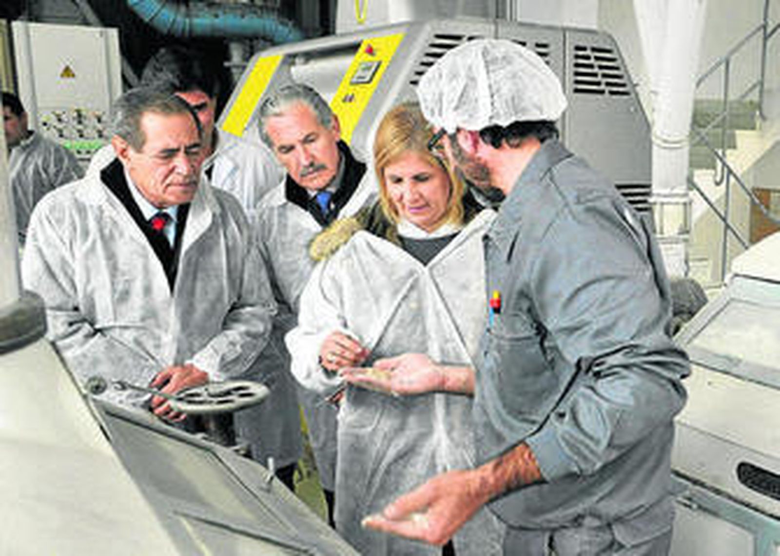 García-Pelayo, acompañada de algunos ediles, visitando ayer la harinera.