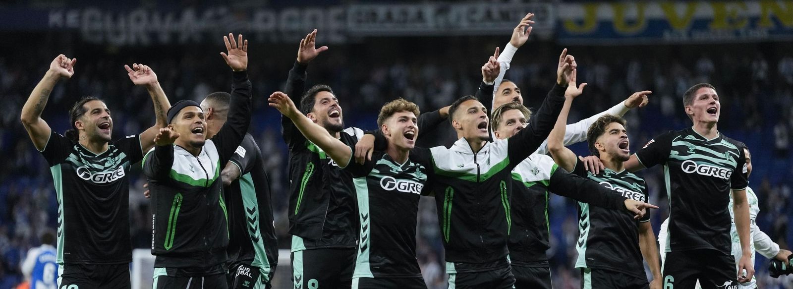 Los futbolistas del Betis festejan al final el triunfo con sus aficionados.