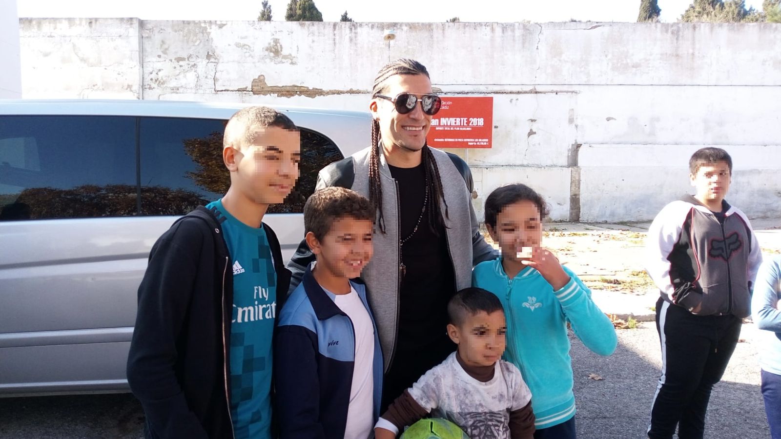 El exjugador se ha fotografiado con los niños.