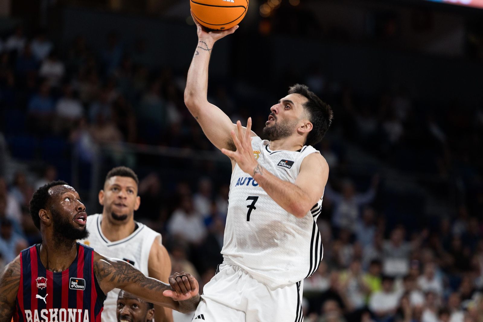 El Real Madrid sufre pero gana al Baskonia (82-76)