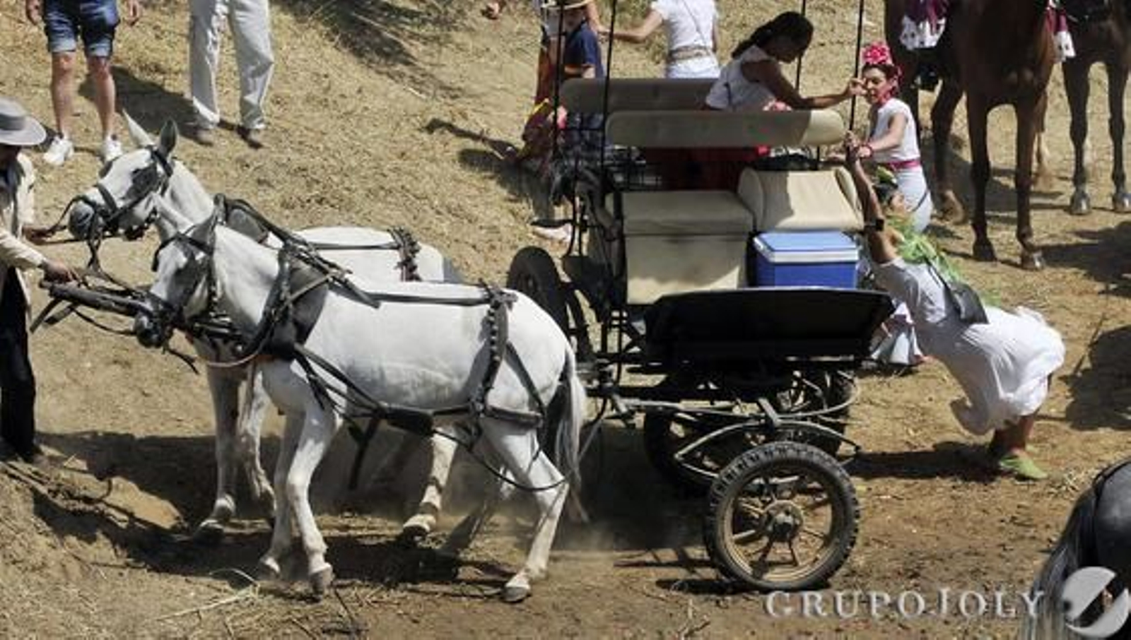 La Hermandad de Sevilla cruza el Quema camino del Rocío.

Foto: Juan Carlos Vázquez