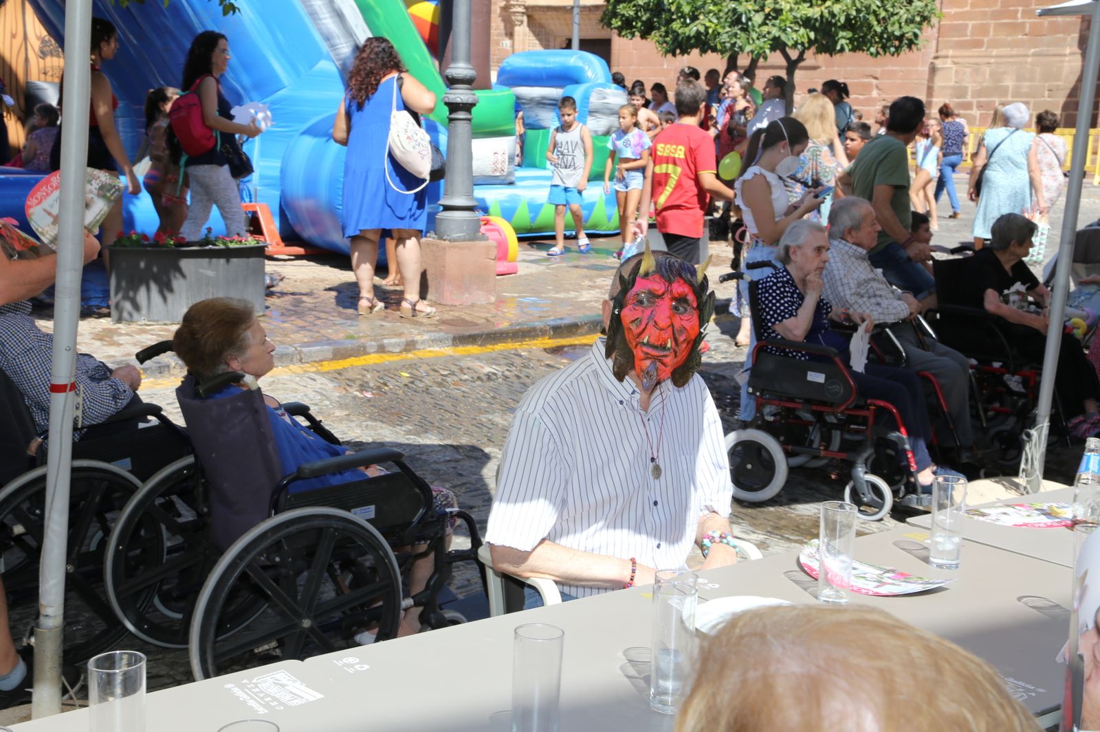 La suelta de la Diablilla en Montoro y sus tirones de pelo, en imágenes
