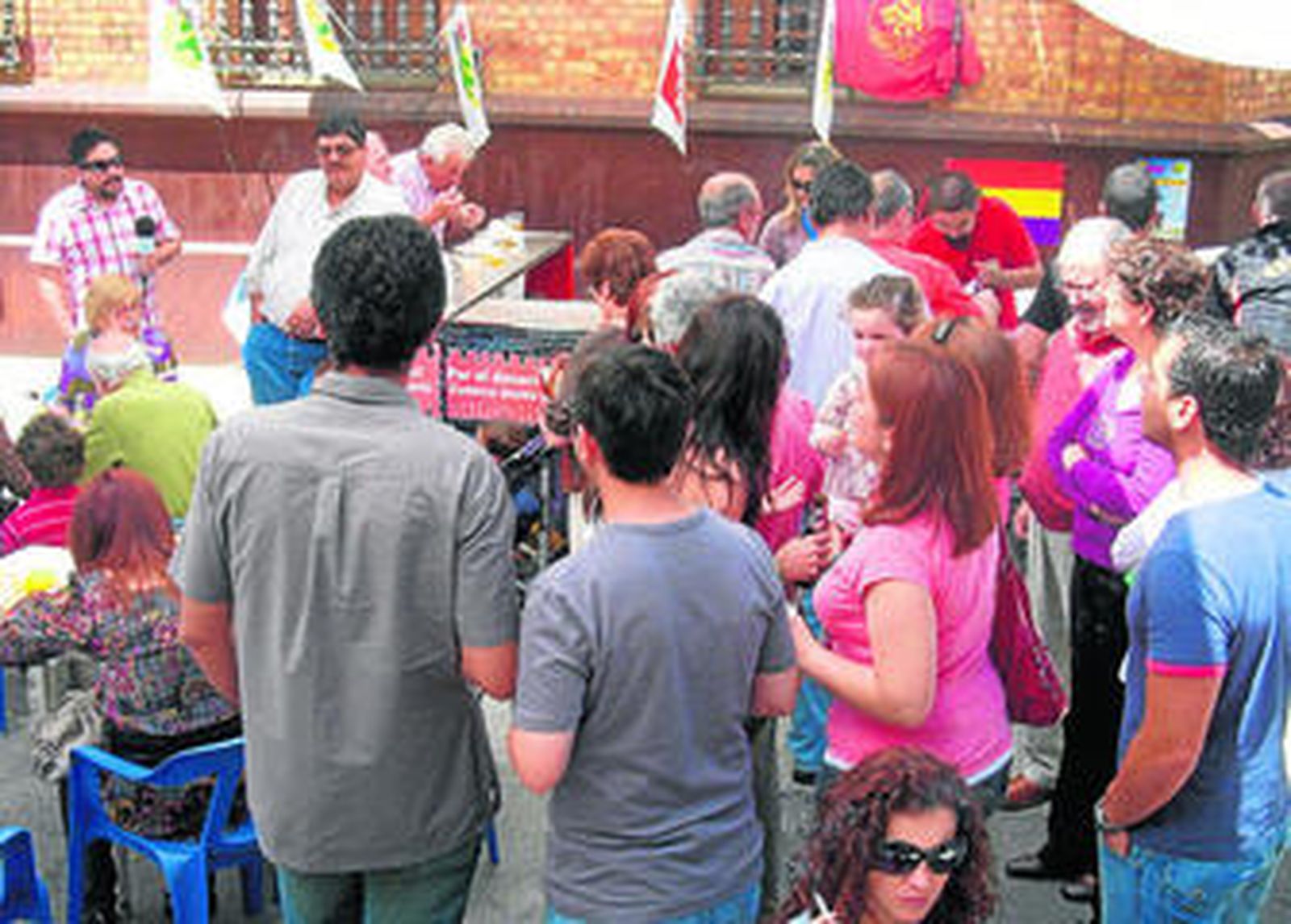 Vecinos de la Cuenca se concentraron ayer para protestar por la situación que atraviesan.