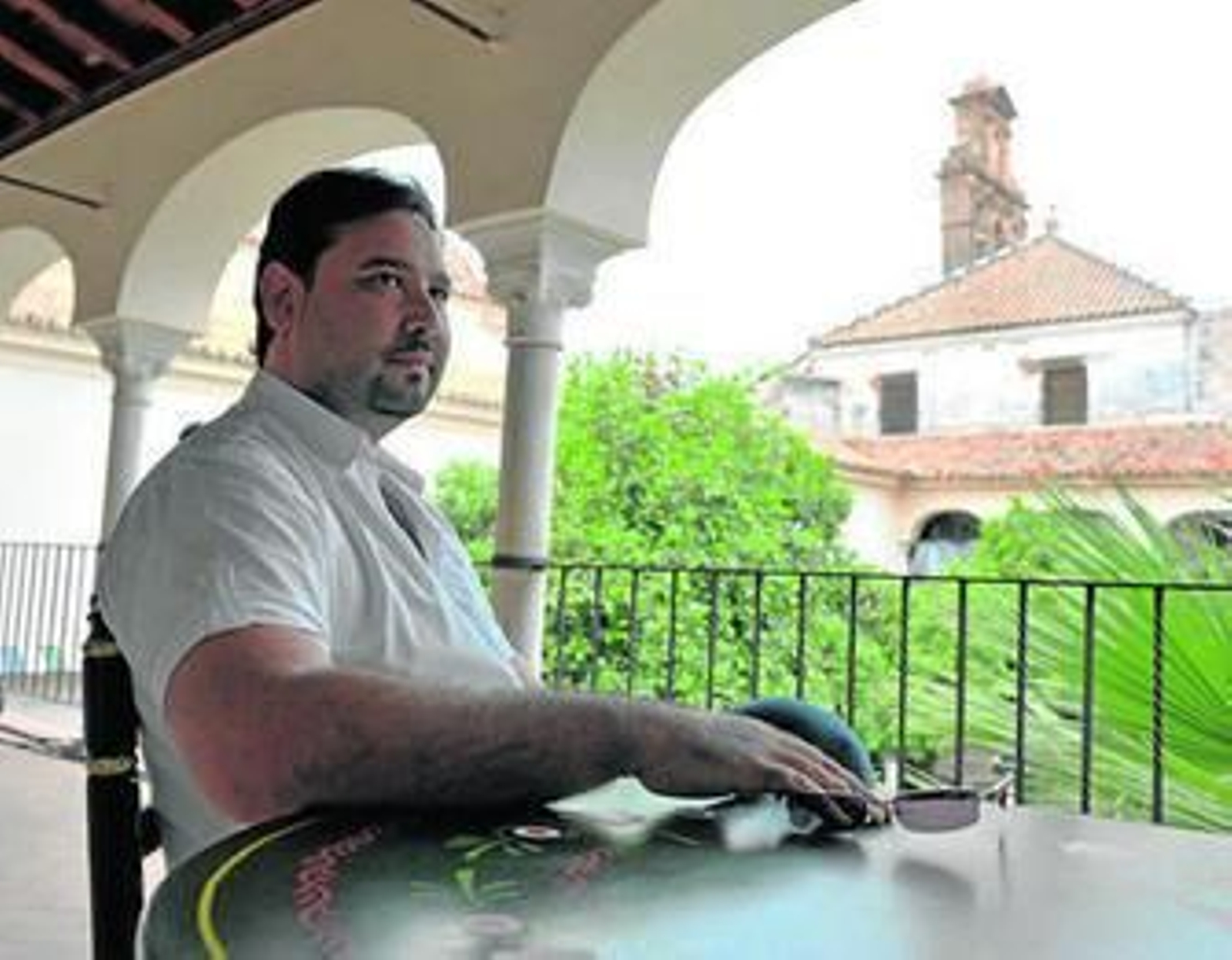 José Valencia, frente al claustro de Santa Clara.