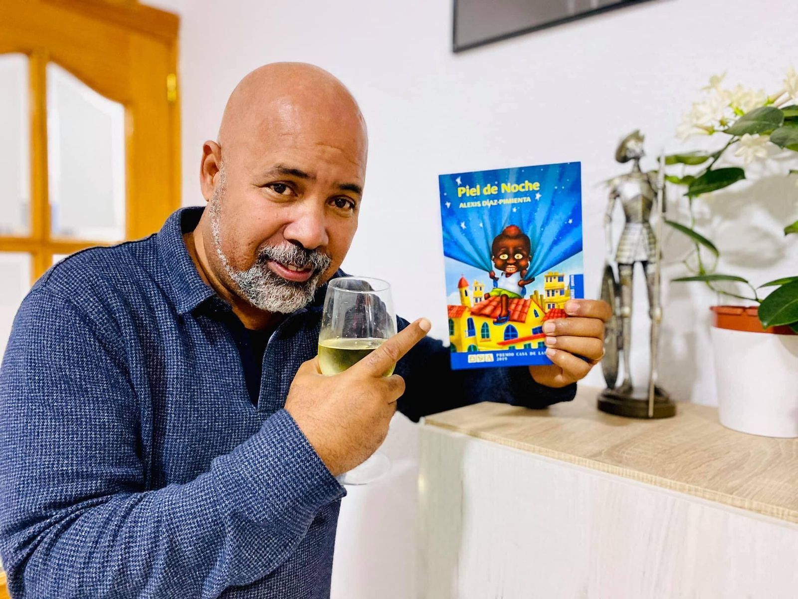 Alexis Díaz Pimienta con una de sus ultimas obras titulada ‘Piel de noche’.