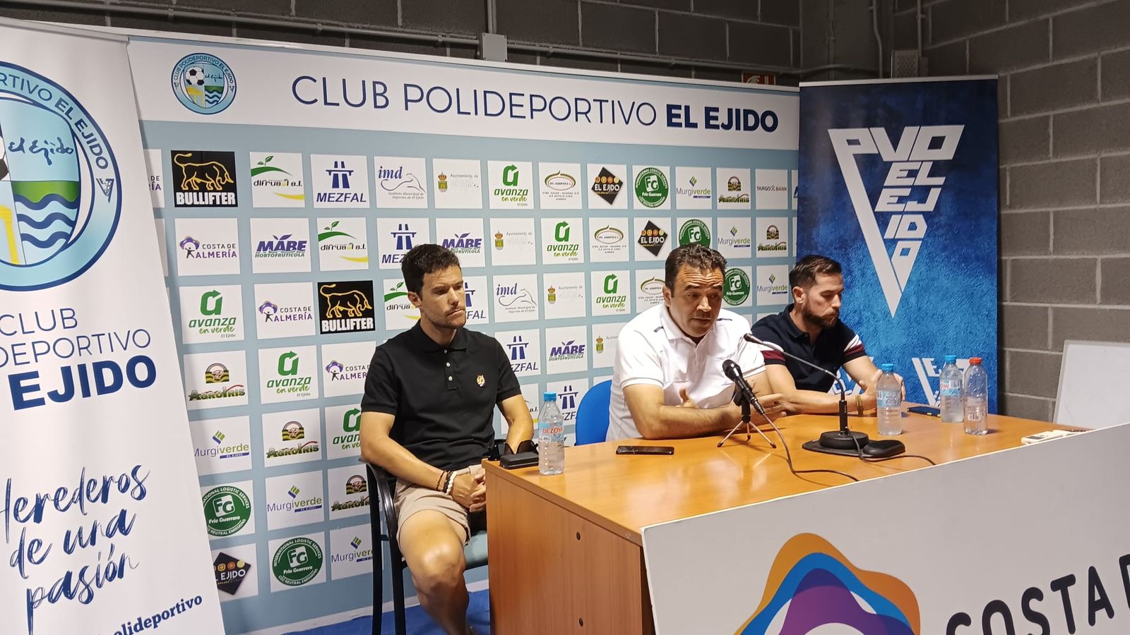 Mateo Martín se dirige a los medios desde la sala de prensa de Santo Domingo en su última aparición pública.