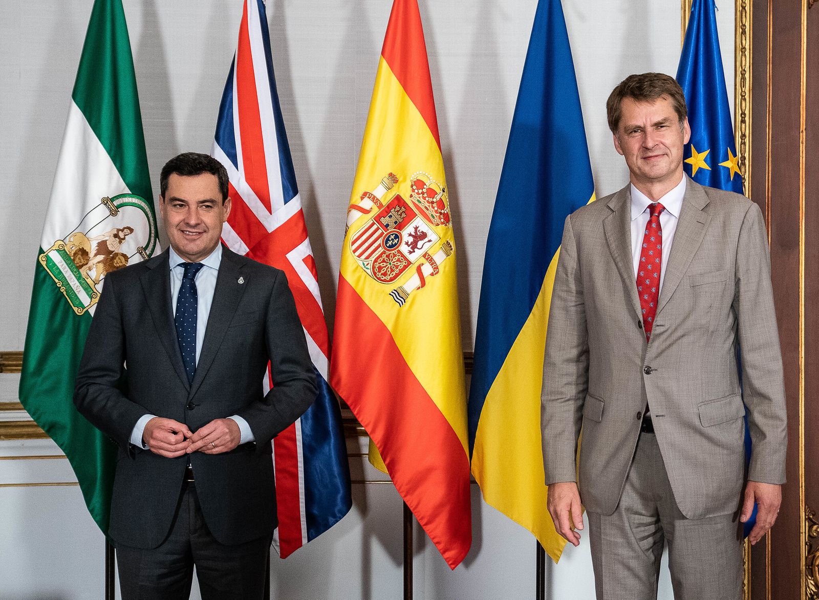 Juanma Moreno, junto al embajador del Reino Unido, Hugh Elliott, en una imagen de archivo.