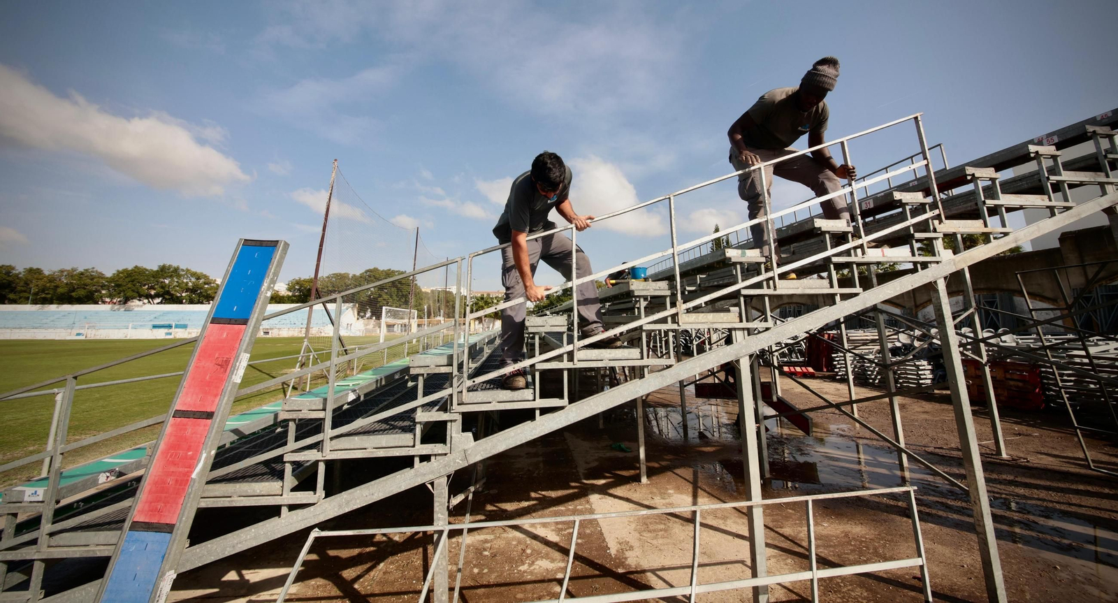 Instalada la grada supletoria en el campo Pedro Garrido de Jerez