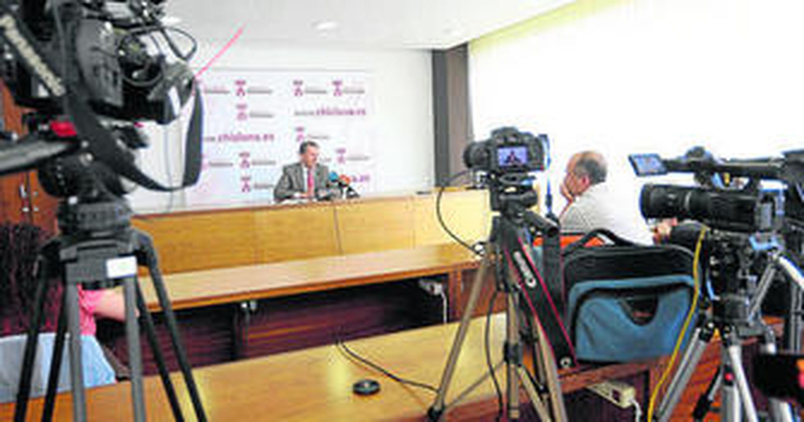 El alcalde detalló ayer en el Ayuntamiento la nueva organización del gobierno municipal sin la presencia del concejal de Ganemos.