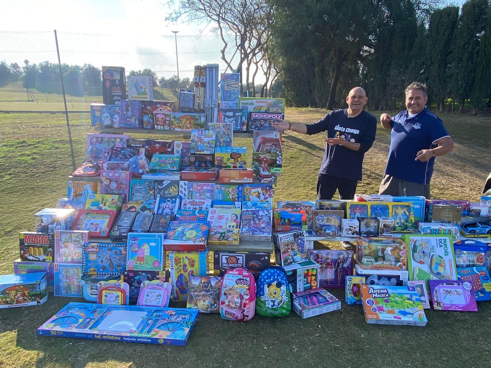 Luis Lara posa junto a Juan Carlos Ibáñez con todos los juguetes reunidos.
