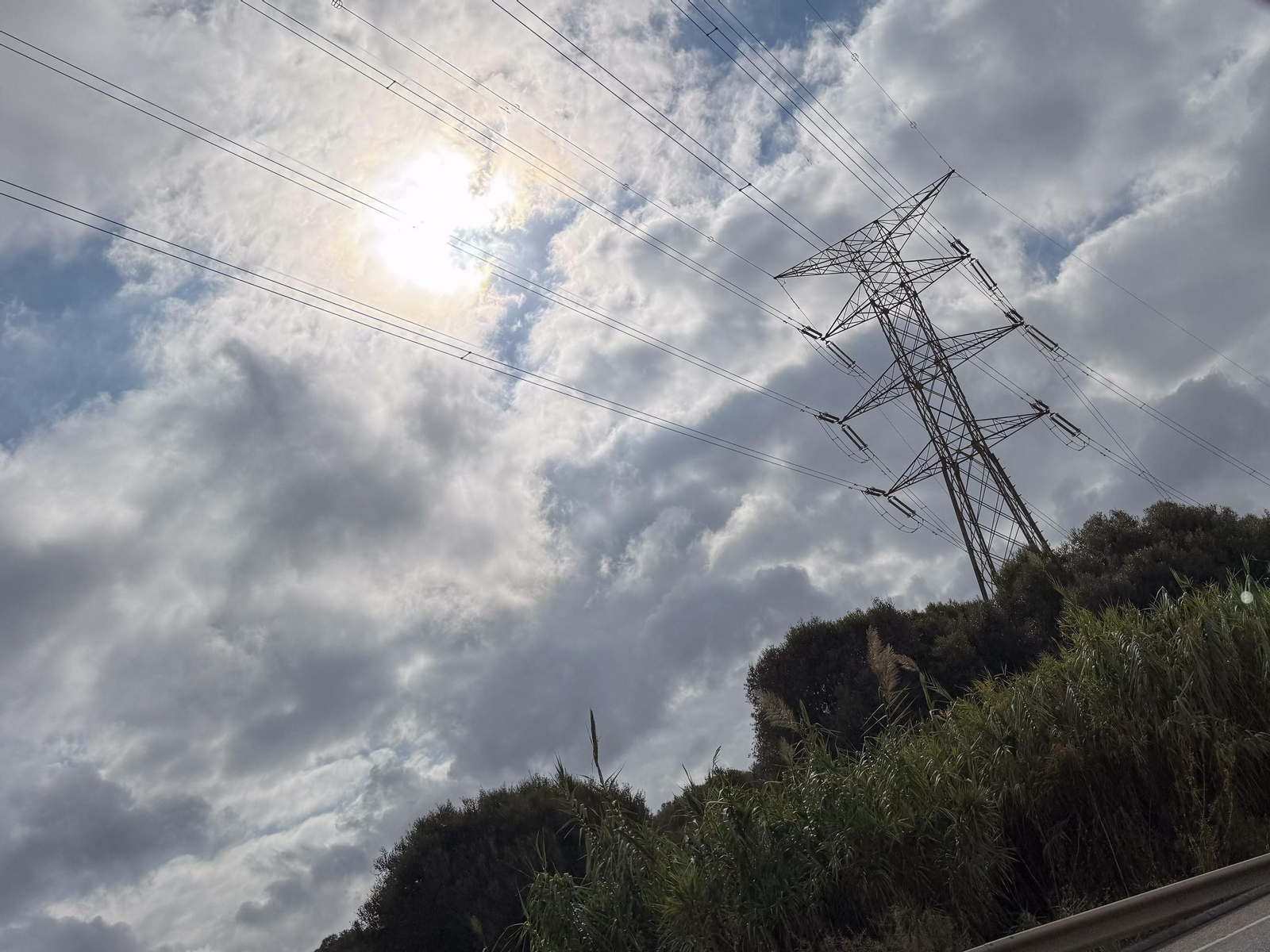 Una torre con cables de alta tensión en el Campo de Gibraltar.