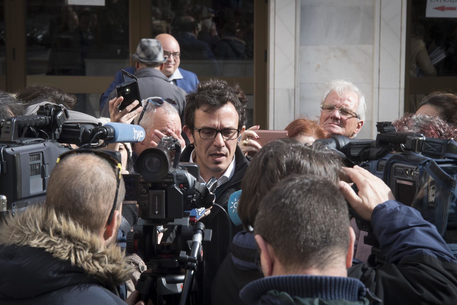 El alcalde, después de su declaración ante el juez, atendiendo a los periodistas.