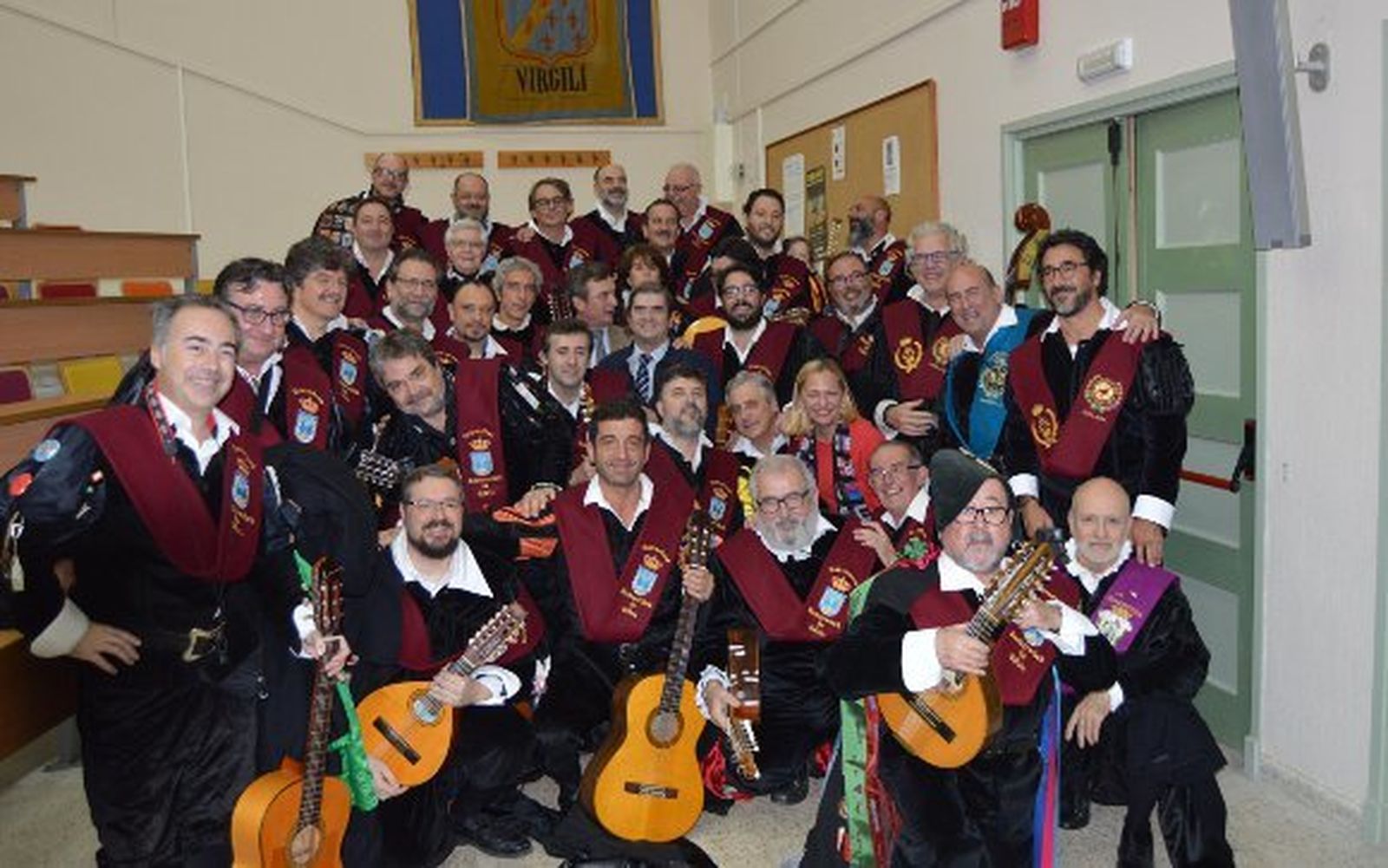 El rector de la Universidad de Cádiz, Eduardo González Mazo, junto a la vicerrectora Concha Valero, el decano de Medicina Antonio Lorenzo y la diputada Felicidad Rodríguez, con todos los miembros de la Cuarentuna, durante el acto solemne de la imposición de la becas a los miembros.  Foto: Ignacio Casas de Ciria