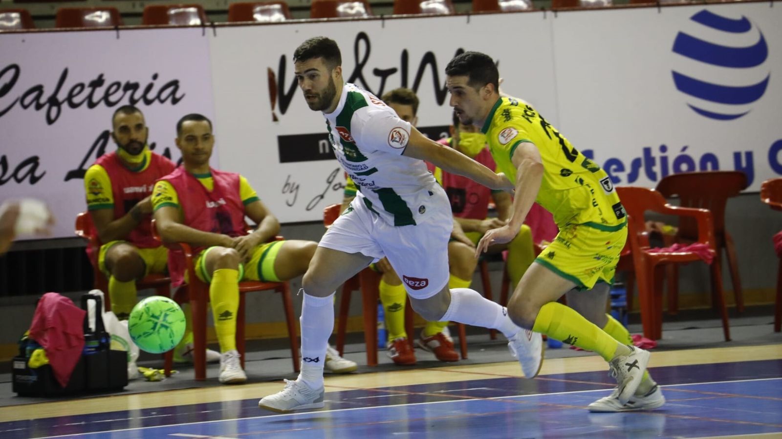 Saura deja atrás a Piqueras, del Jaén Paraíso Interior.
