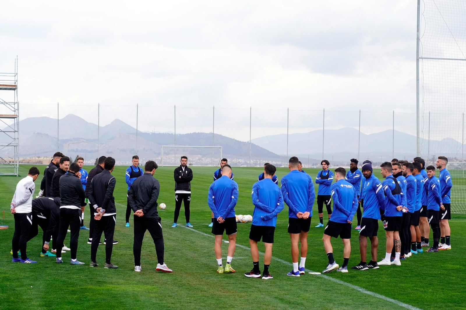 Rubén Torrecilla junto a los jugadores del Granada CF.