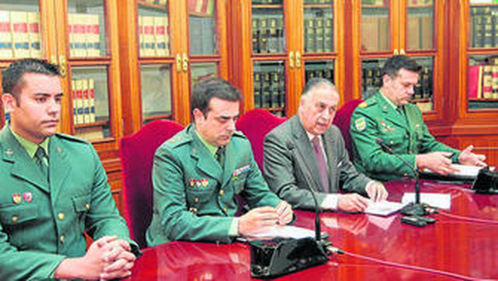 El subdelegado del Gobierno, con los mandos de la Benemérita, en la rueda de prensa de ayer.