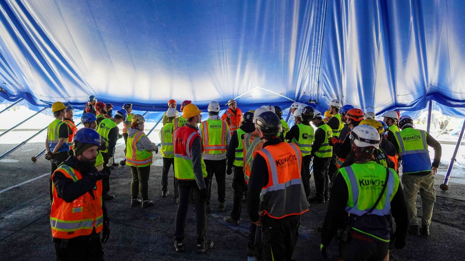 Profesionales trabajan en el levantamiento de la carpa del Circo del Sol.