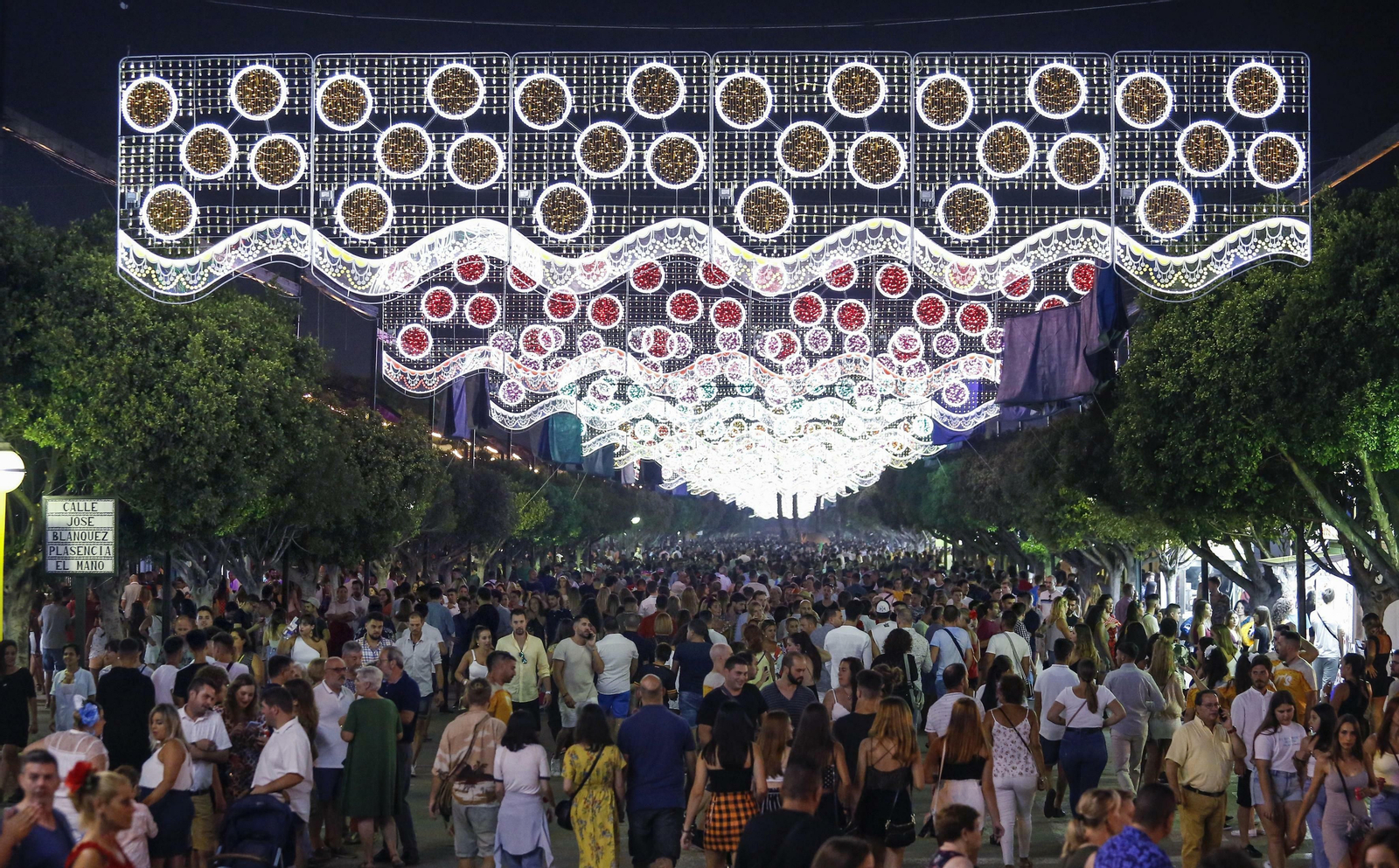 Fotos del cuarto día de Feria de Málaga en el Centro y la noche en el Real