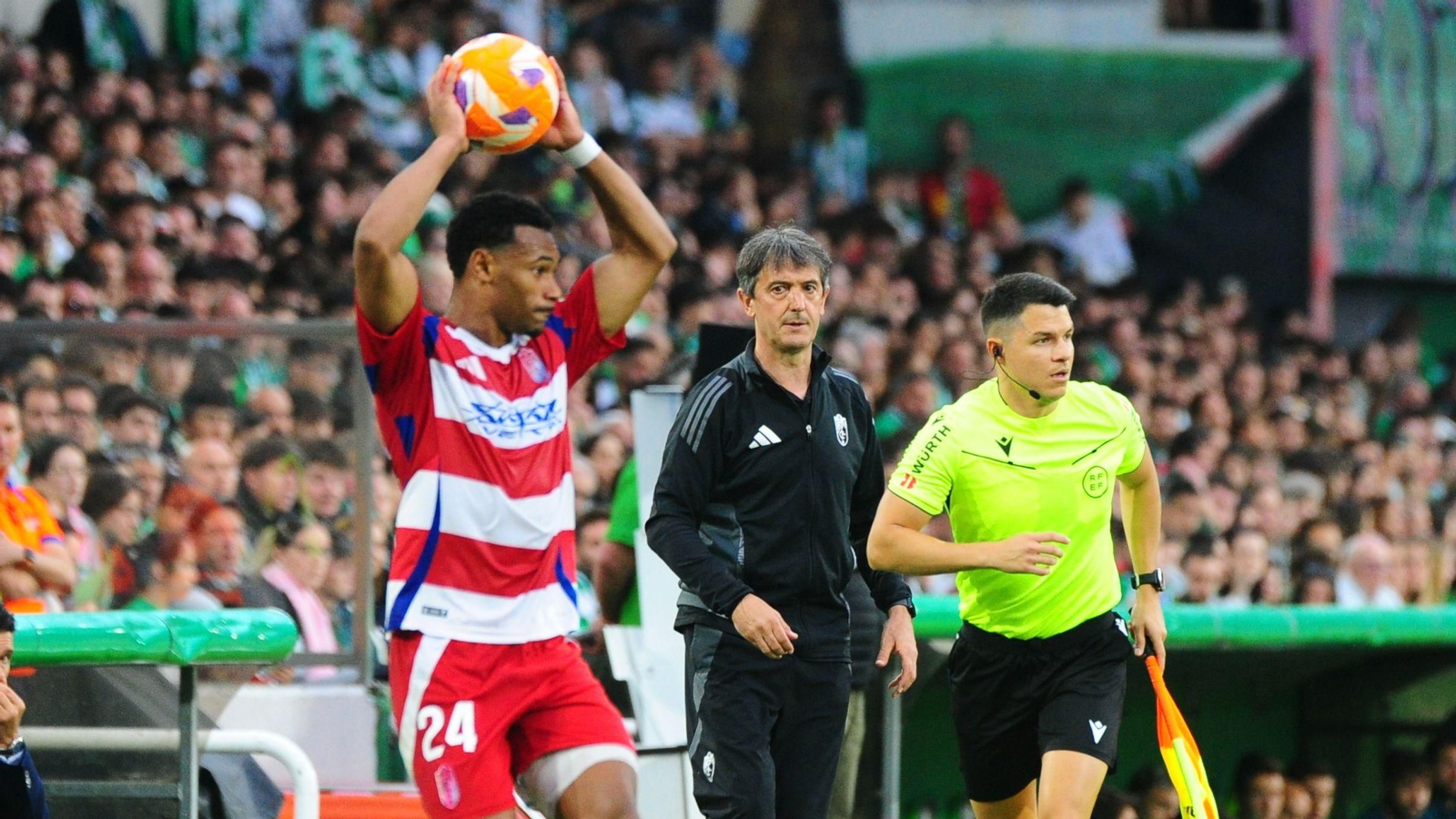 El burgalés observa el saque de banda de Williams