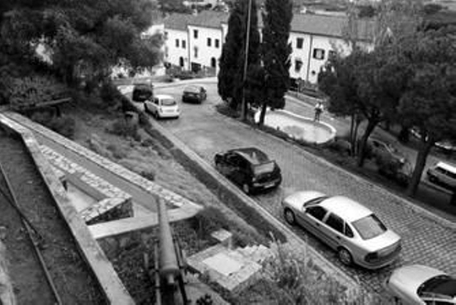 Varios vehículos circulan por la zona de Los Cañones.