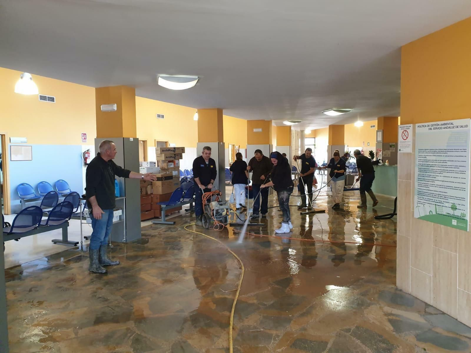 Varias personas limpian el centro de salud.