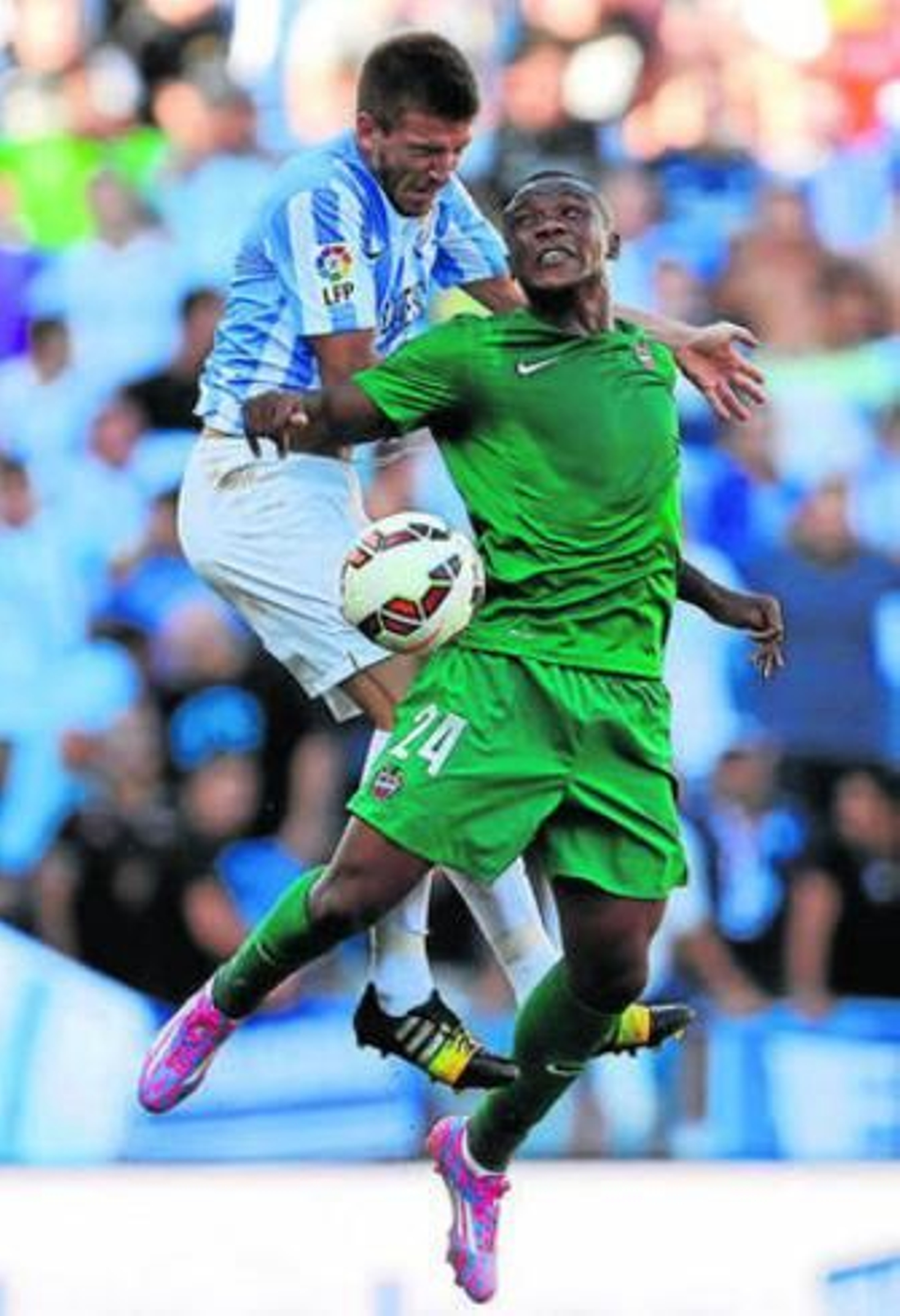 Camacho y Simao pelean por un balón el último partido.