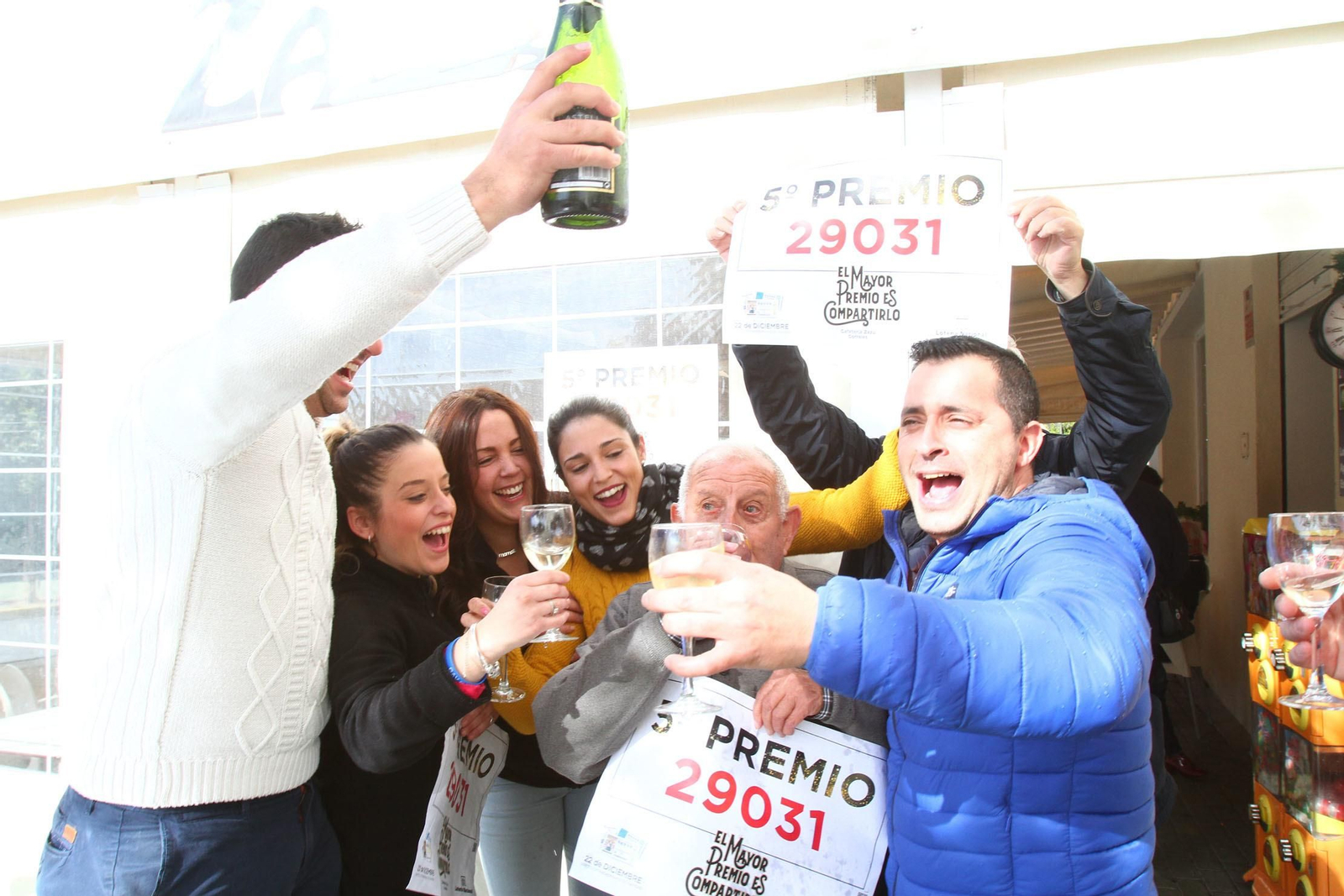 Alegría en Huelva tras tocar por primera vez el gordo en la capital.