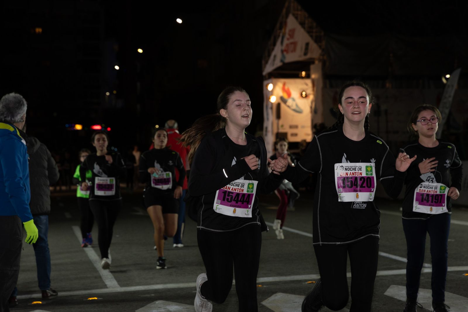 En imágenes: 2.000 atletas brillan con luz propia en la infantil de la Carrera de San Antón 2026