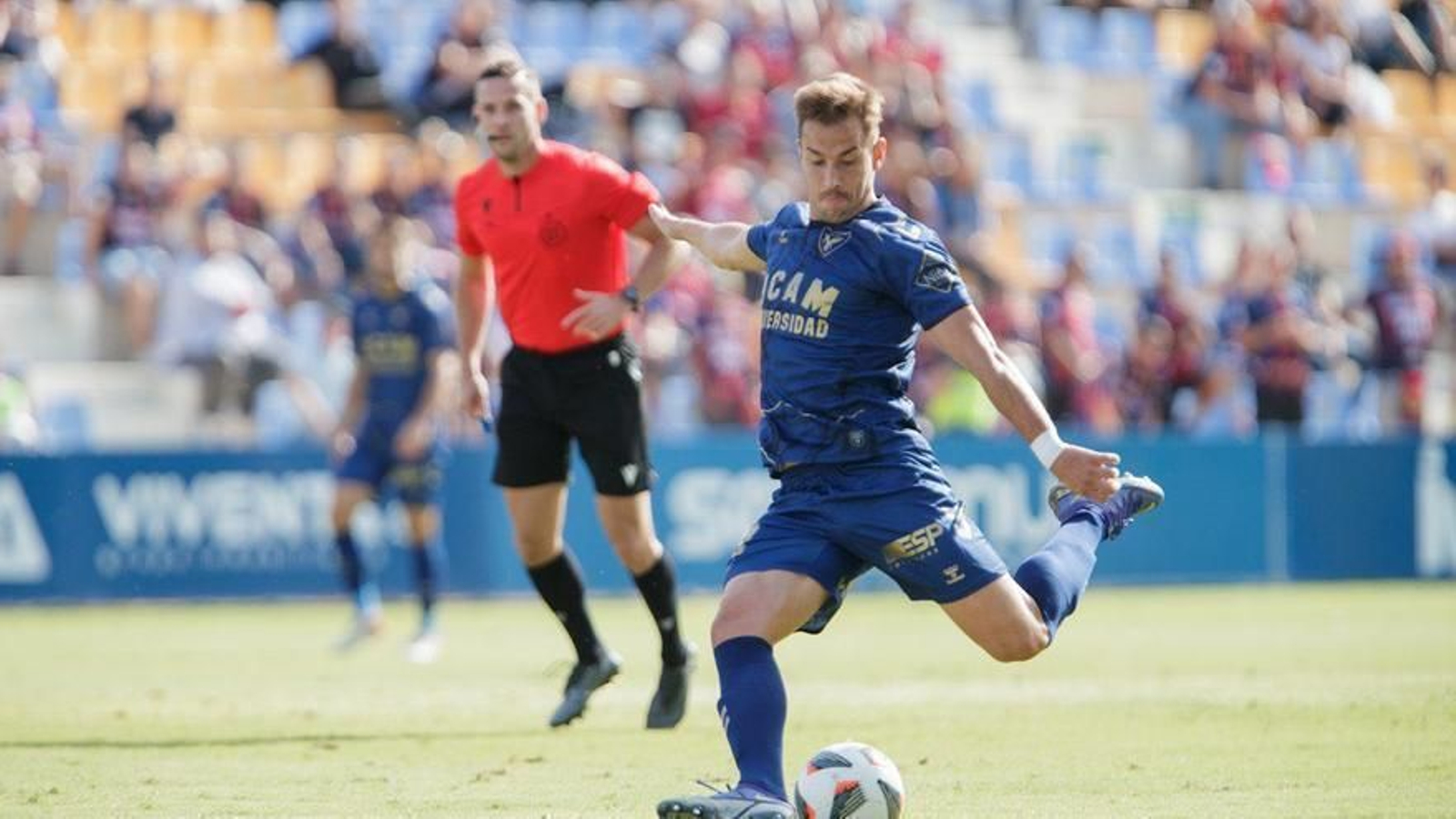 Chumbi se dispone a realizar un disparo en un partido con el UCAM Murcia la pasada temporada.