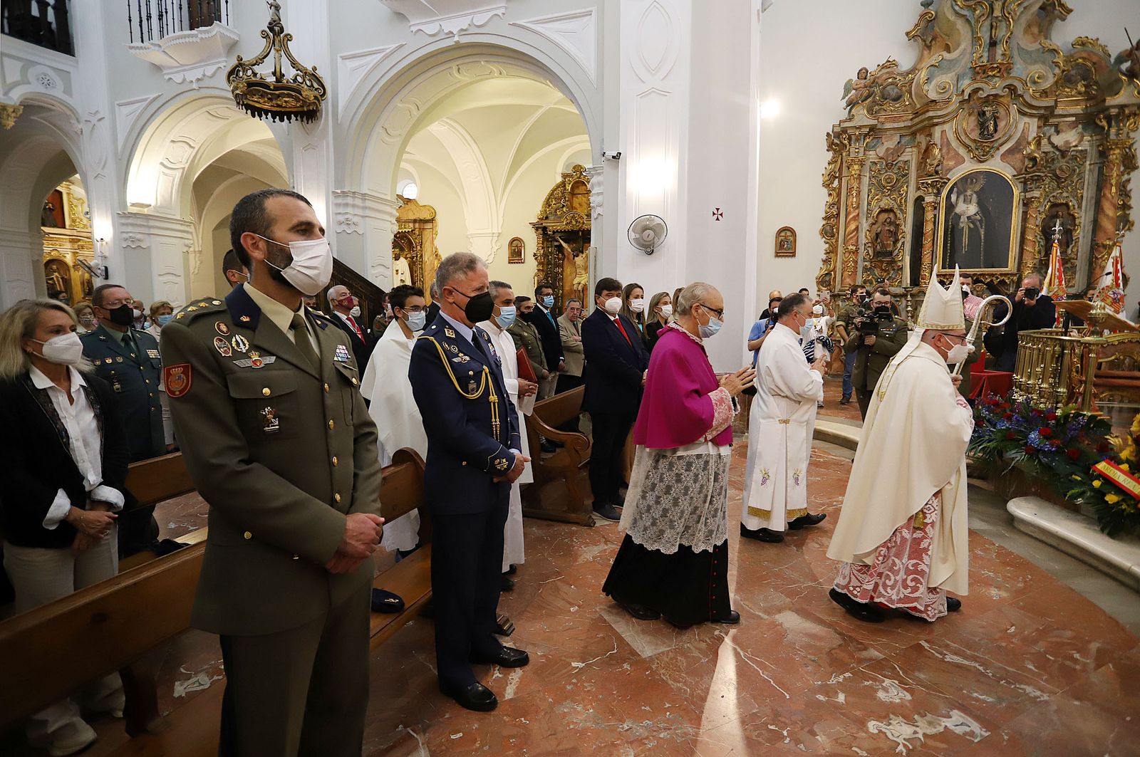 Imágenes de la ofrenda de la Guardia Real a la Virgen de la Cinta en la Catedral