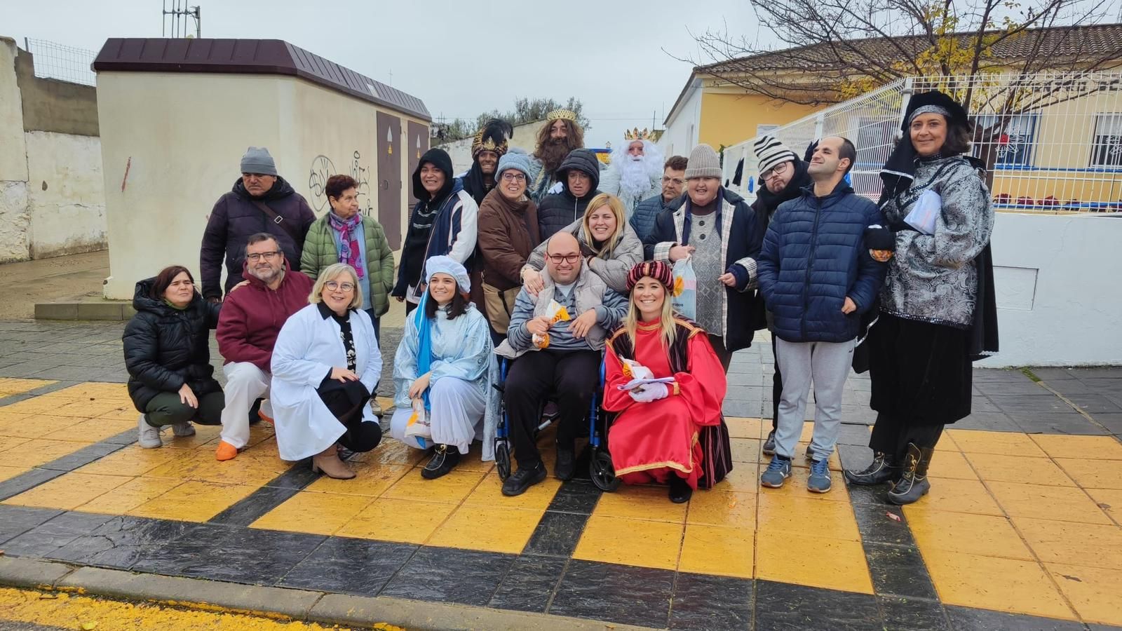 De la Residencia de Mayores a las calles: imágenes del paso de los Reyes Magos por Huércal-Overa