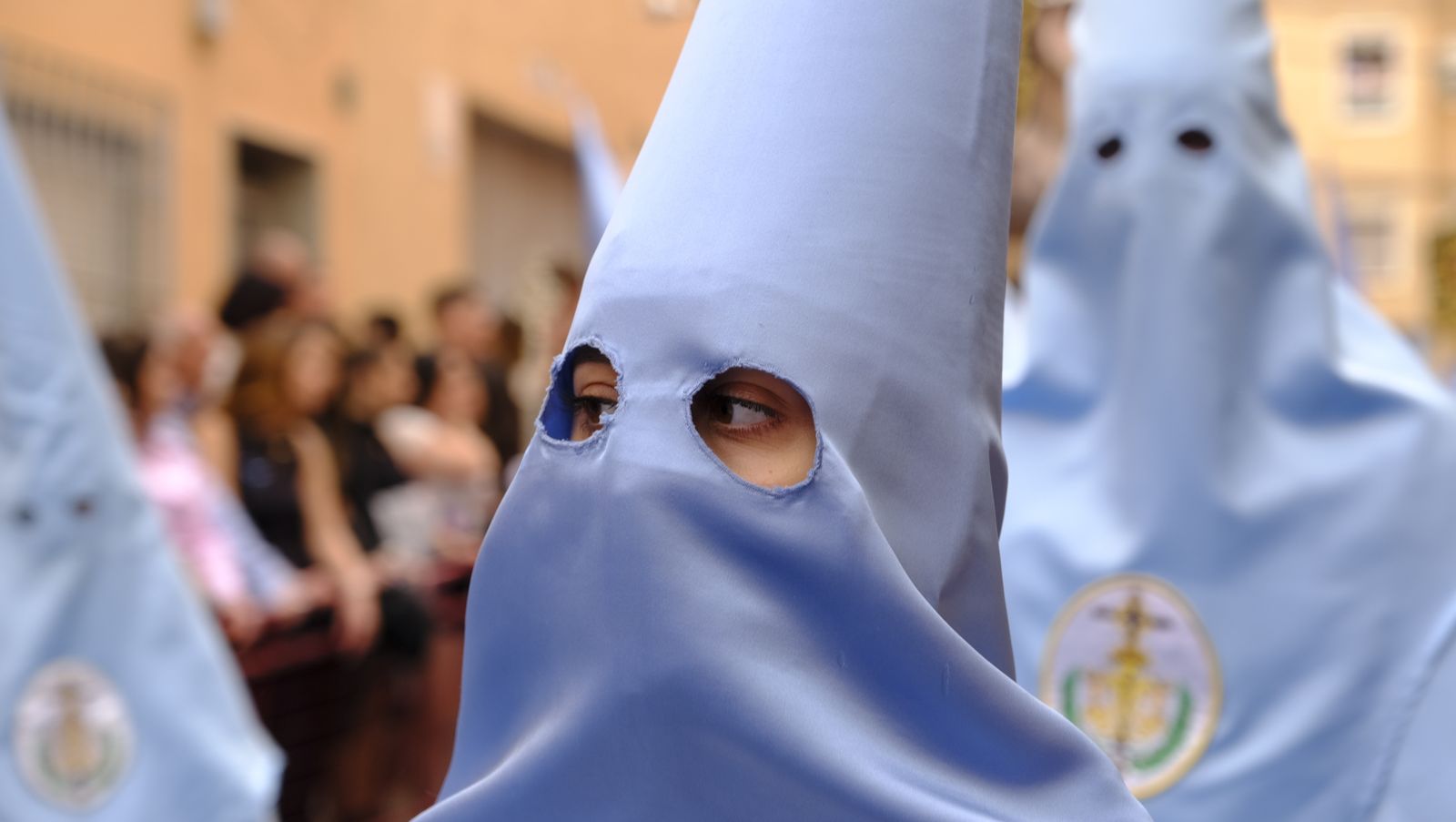 La Procesión de Los Ángeles de sobrepuso a la lluvia, en imágenes