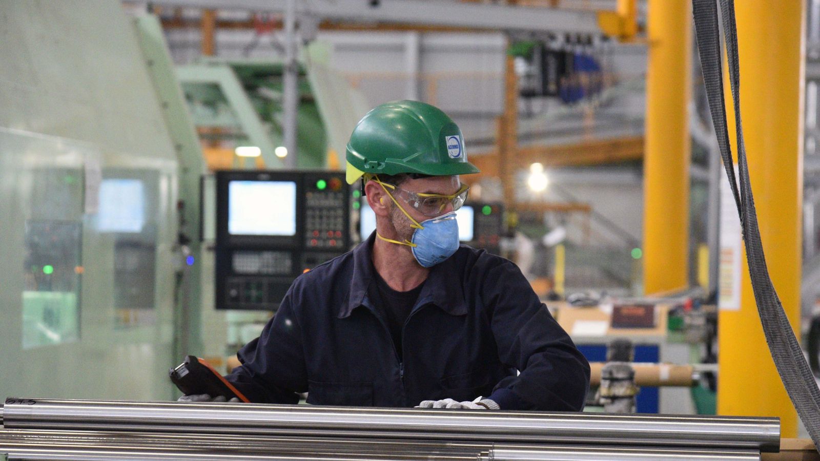 Un trabajador, en la factoría de Acerinox, en Los Barrios.
