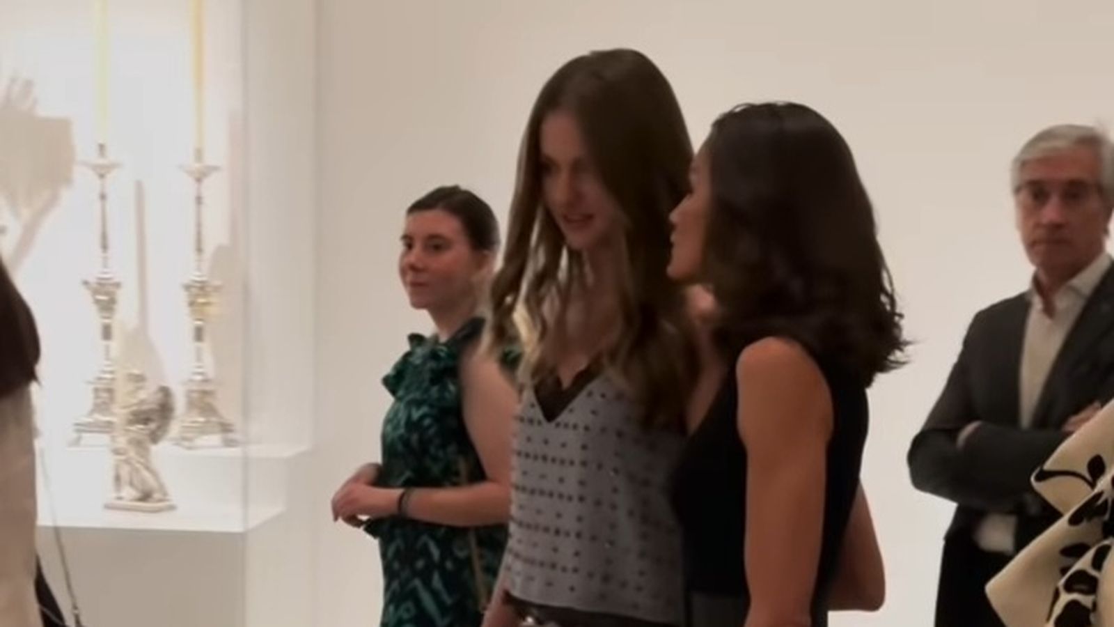 La princesa y su madre, la Reina, en una captura del primer vídeo en instagram de Casareal.es